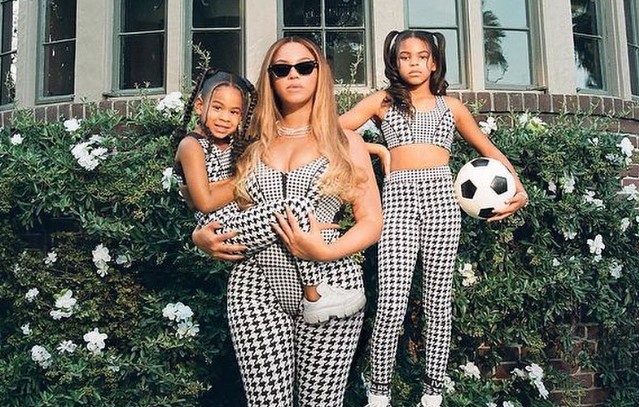 Hija de Beyoncé ofrece miles de dólares por aretes en una subasta, pero perdió
